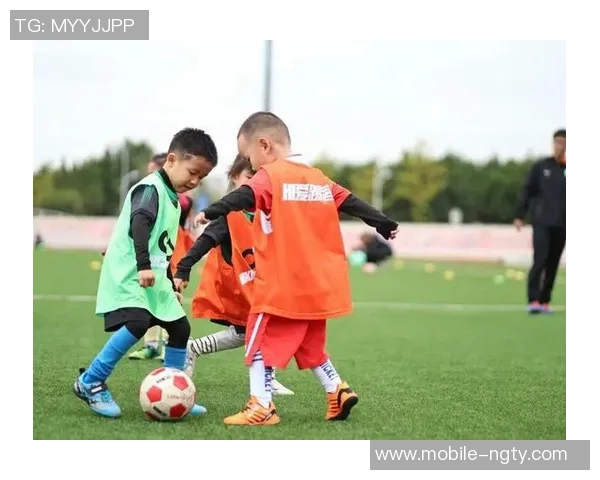 小学生足球启蒙之旅快乐成长与团队精神的培养 小学生足球启蒙之旅快乐成长与团队精神的培养